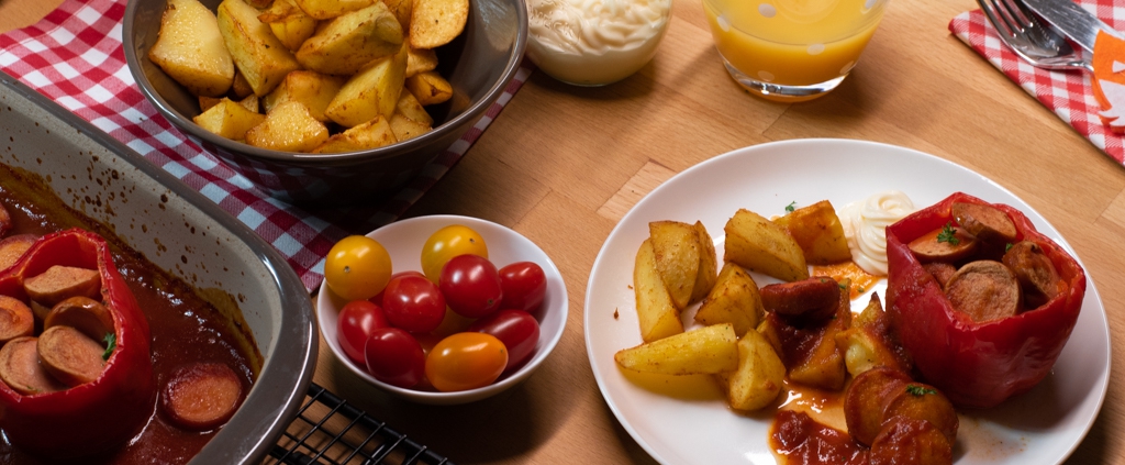 Gefüllte Paprika mit Currywurst und Kartoffelspalten - Karina Groß mit ...