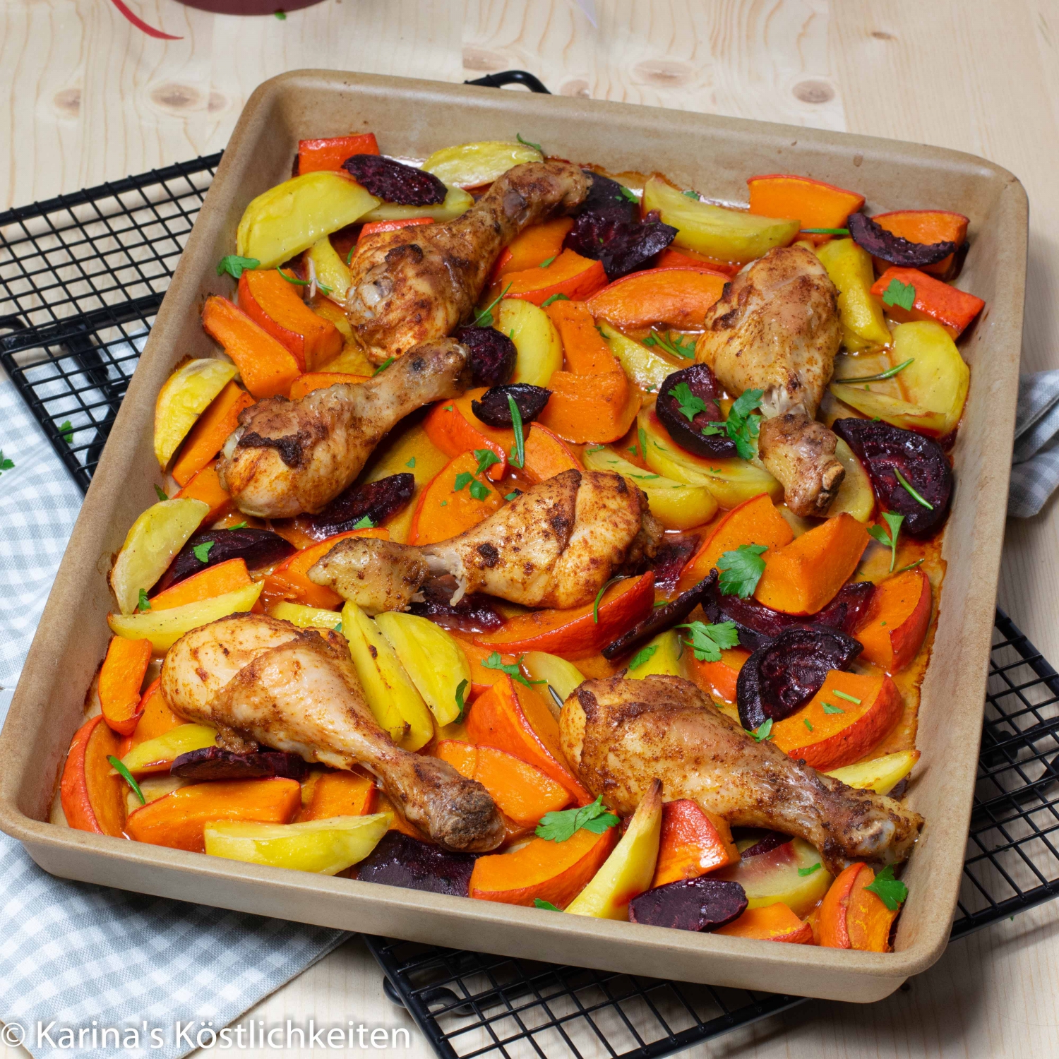 Hähnchen Drumsticks mit Kartoffelspalten, Hokkaido Kürbis und Rote Bete