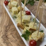 Servierfertige spanische Kartoffel-Tortilla, in mundgerechte Würfel geschnitten, zubereitet in der quadratischen Pampered Chef Brilliance Form von Pampered Chef®