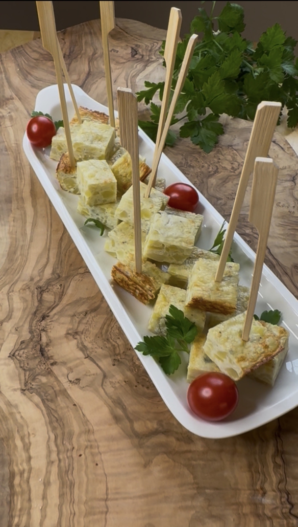 Servierfertige spanische Kartoffel-Tortilla, in mundgerechte Würfel geschnitten, zubereitet in der quadratischen Pampered Chef Brilliance Form von Pampered Chef®