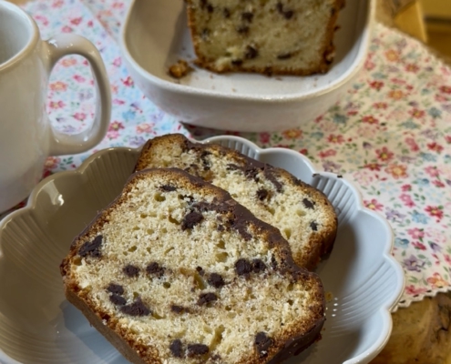 Anschnitt eines Schokoflockenkuchens mit Schmand und Zartbitter-Schokoflocken im Teig.