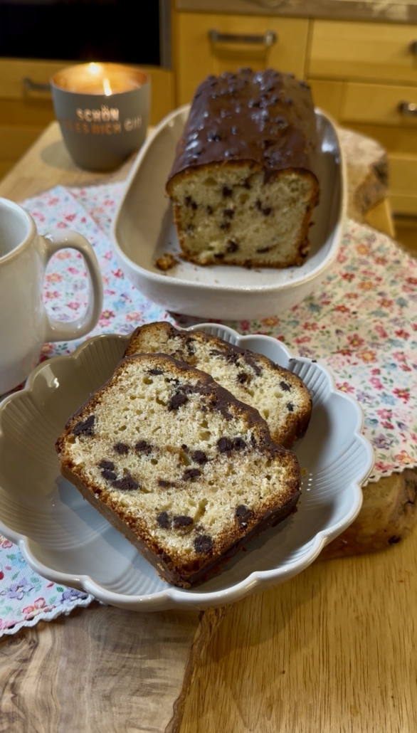 Anschnitt eines Schokoflockenkuchens mit Schmand und Zartbitter-Schokoflocken im Teig.