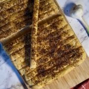 Knusprige Garlic Bread Sticks mit Parmesan und Kräutern frisch gebacken auf dem großen Ofenzauberer.