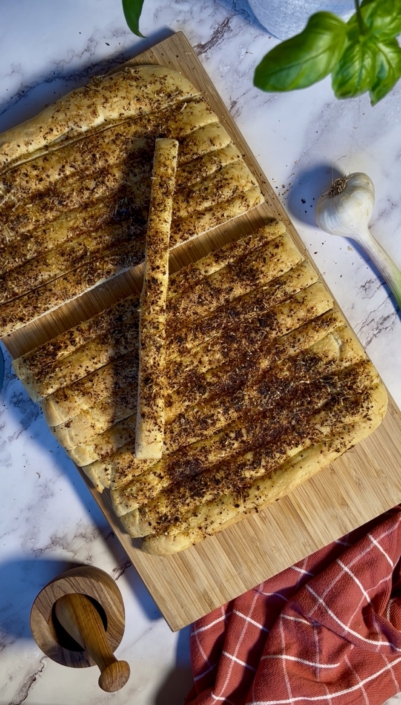 Rezept Pampered Chef® Knusprige Garlic Bread Sticks Knusprige Garlic Bread Sticks mit Parmesan und Kräutern frisch gebacken auf dem großen Ofenzauberer.