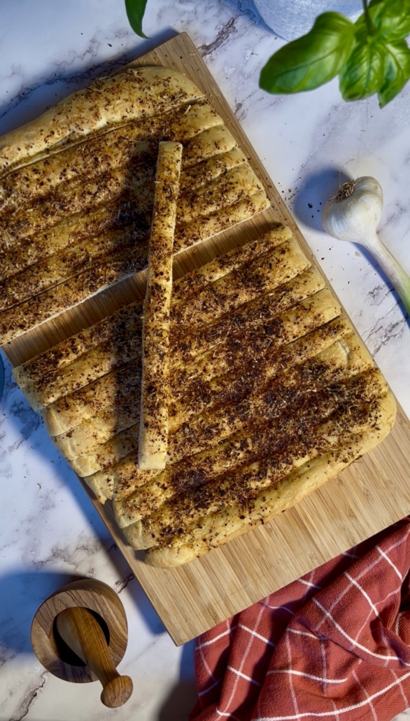 Knusprige Garlic Bread Sticks mit Parmesan und Kräutern frisch gebacken auf dem großen Ofenzauberer.