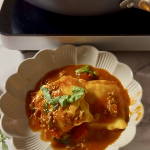 Dampfende Ravioli-Hack-Suppe mit frischem Spinat in der Brilliance Antihaft-Bratpfanne von Pampered Chef serviert.