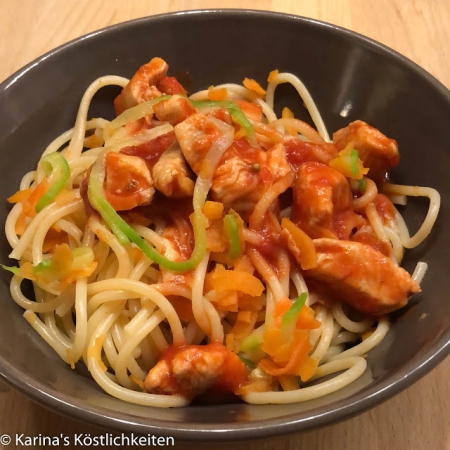 Gemüse-Spaghetti-Mix mit Hühnchen und Tomaten-Mozzarella-Soße