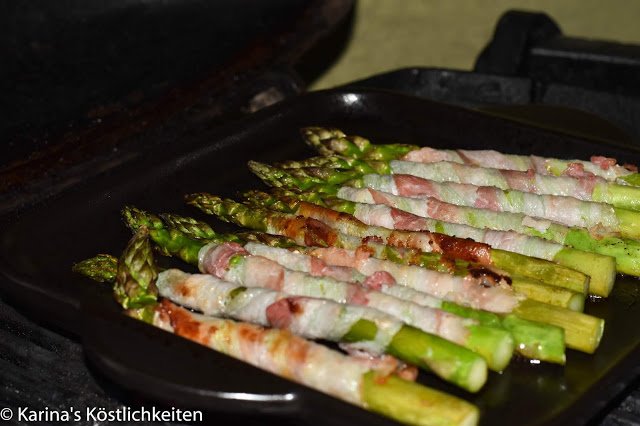 Grüner Spargel mit Bacon vom Rockcrok Grillstein von Pampered Chef